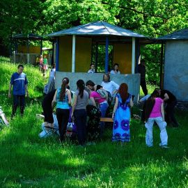 Во взрослом лагере тут же закипела работа Выезд на природу по случаю окончания учебного года в Воскресной школе. 29.05.2011 года