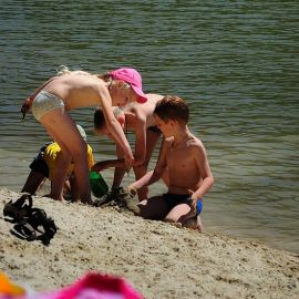 А младшие отдыхали между купаниями, строя замки на песке Выезд на природу по случаю окончания учебного года в Воскресной школе. 29.05.2011 года