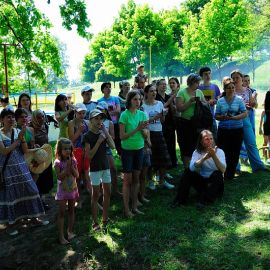 Ребята и родители с удовольствием подпевали Выезд на природу по случаю окончания учебного года в Воскресной школе. 29.05.2011 года
