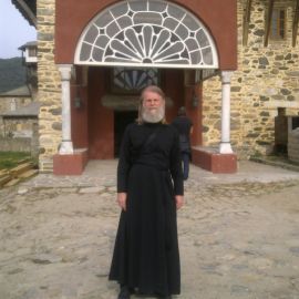 У входа в монастырь. Афон Поездка отца Виктора на Афон. Октябрь 2014