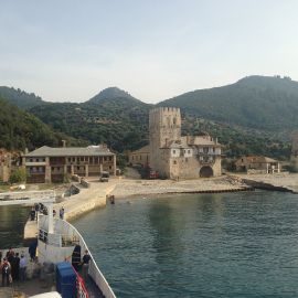 Многие монастыри Афона находятся прямо на берегу Эгейского моря Поездка отца Виктора на Афон. Октябрь 2014