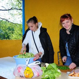 Женщины делали бутерброды и салат Выезд на природу духовных чад отца Виктора. 17.05.2015 г.
