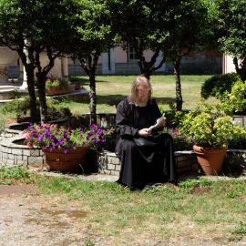 В каждом монастыре отец Виктор находит время для молитвы по запискам Фотоотчет из поездки на Афон 2017