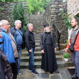Гид рассказывает паломникам интересные факты о каждом из святых мест Фотоотчет из поездки на Афон 2017