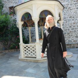 Батюшка Виктор во дворе одного из монастырей, Афон Фотоотчет из поездки на Афон 2017