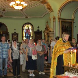 13 июля, перед отправлением в дальнюю дорогу, отец Андрей отслужил молебен Паломническая поездка к святыням Санкт-Петербурга