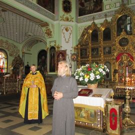 После молебна отец Виктор произносит напутственное на дорогу слово Паломническая поездка к святыням Санкт-Петербурга