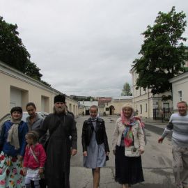 Отец Виктор с духовными чадами на территории Новодевичьего монастыря Паломническая поездка к святыням Санкт-Петербурга