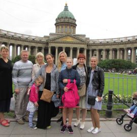 Паломники на фоне Казанского собора, Санкт-Петербург Паломническая поездка к святыням Санкт-Петербурга