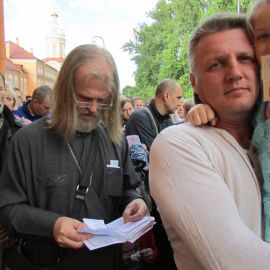 Отец Виктор читает поданные ему записки Паломническая поездка к святыням Санкт-Петербурга