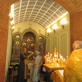 Отец Виктор помазывает паломников елеем от мощей Ксении Петербургской Паломническая поездка к святыням Санкт-Петербурга