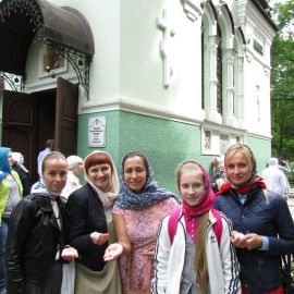 Паломницы с цветами от мощей Ксении Петербургской Паломническая поездка к святыням Санкт-Петербурга