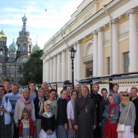 Паломники перед литургией в храме Спаса на Крови Паломническая поездка к святыням Санкт-Петербурга