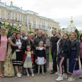 Харьковские паломники в Петергофе Паломническая поездка к святыням Санкт-Петербурга