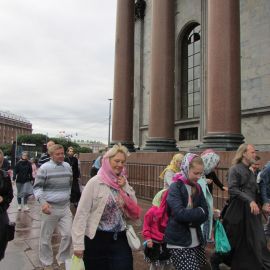 Паломники перед колоннадой Исаакиевского собора Паломническая поездка к святыням Санкт-Петербурга