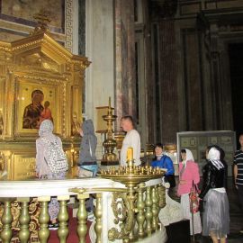 Паломники прикладываются к Тихвинской иконе Божьей Матери Паломническая поездка к святыням Санкт-Петербурга