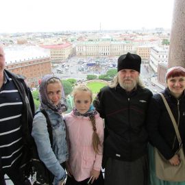 На колоннаде Исаакиевского собора Паломническая поездка к святыням Санкт-Петербурга