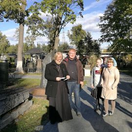 Батюшка молится по запискам. Кладбище Донского монастыря Паломническая поездка к мощам святителя Спиридона и блаженной Матроны